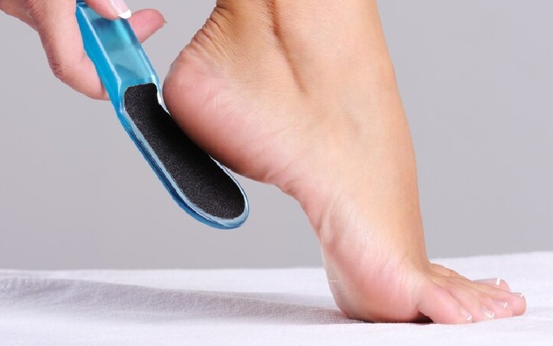 Cómo eliminar las durezas de los pies