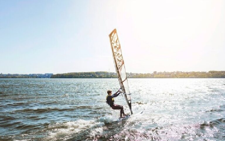 Qué es y cómo se practica el KiteSurf - CuídateCV