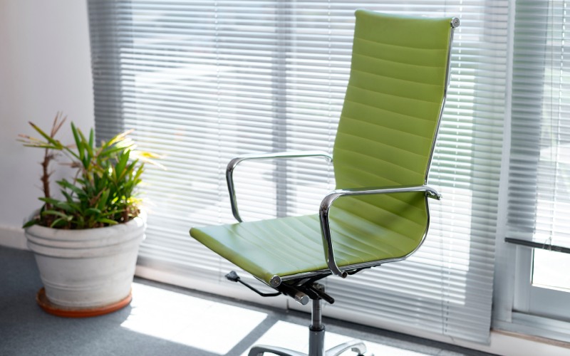 La importancia de las sillas ergonómicas para evitar el dolor de espalda en la oficina