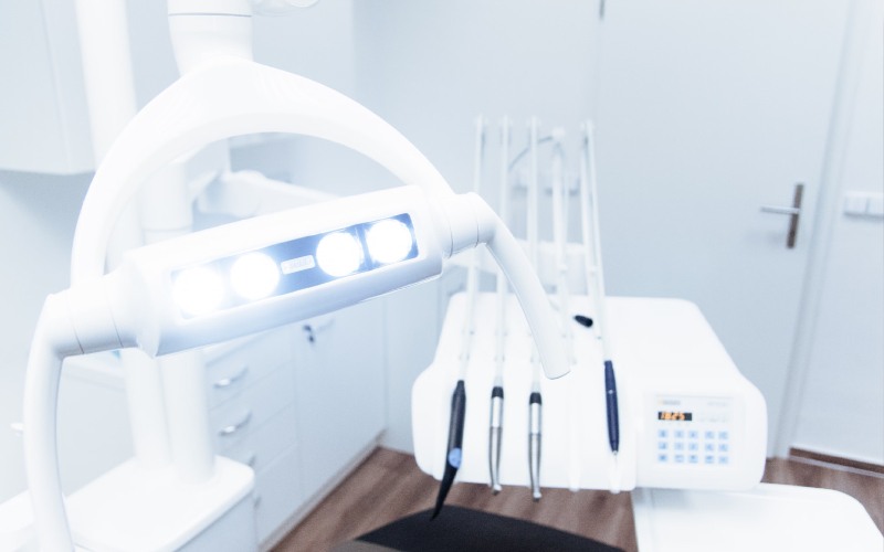Más allá del precio: qué debería ofrecer una buena clínica dental
